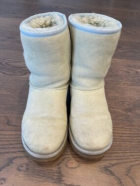Uggs Mint Perforated sz 7 US